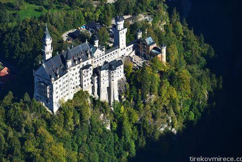 замокот Нојшванштајн во Фусен, Германија омилена туристичка дестинација