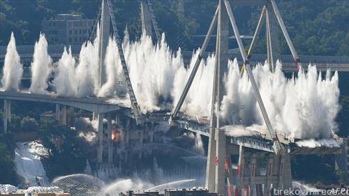 се руши по 15 месеци оштетениот мост во Џенова Италија
