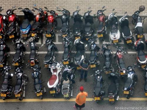 паркирани мотори во Шри Ланка