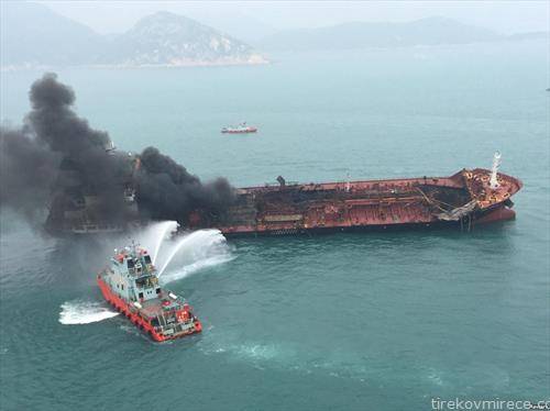 реморкери гаснат пожар на танкер близу Хонг Конг