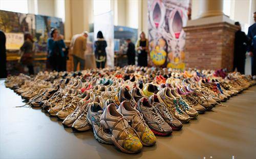 патики  на  учесници по бомбашкиот напад на Бостонскиот маратон
