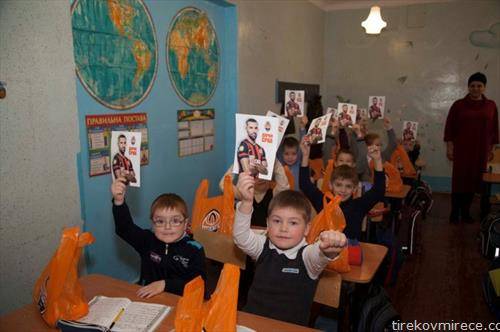 хрватскиот фудбалер Дарио Срна кој игра во Украина купи 45 тони мандарини и ги подари на учениците во Донецк  