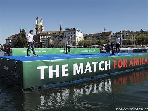 федерер и мареј играа тенис на сплав на циришко езеро