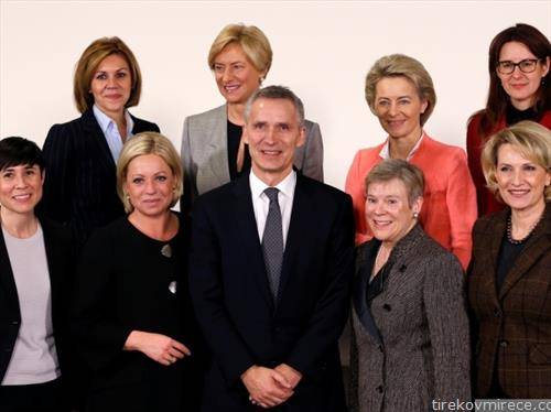 генералниот секретар на НАТО со седум министерки на одбрана од земјите членки
