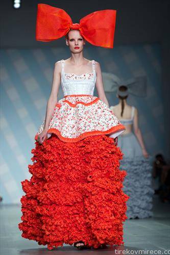 креација од Пролет -Лето 2015 колекцијата на модната куќа Сиблинг на Лондонската модна недела, 
