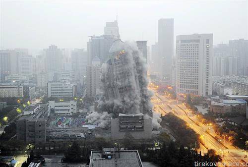се руши 118 метарска зграда во  Кина
