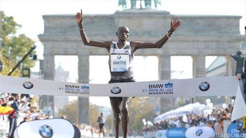 На маратонот во Берлин, Кениецот Денис Кипруто Кимето постави нов светски рекорд од 2.02.57 часа.