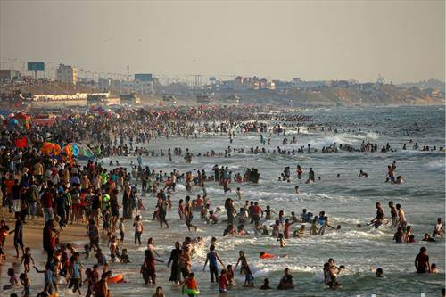 Палестинци се освежуваат на Газа