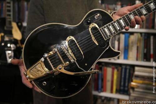 оваа лес пол гибсон гитара  на  аукција е продадена за 350 илјада долари