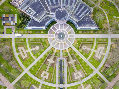 Слика снимена од дрон ја прикажува цветната градина Кеукенхоф, Холандија
