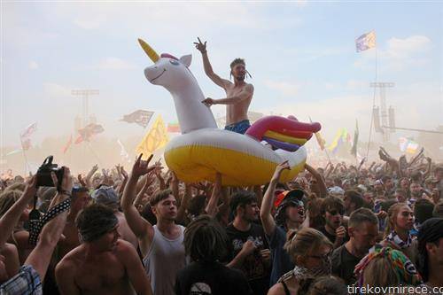 млади се забавуваат на музички фестивал во Полска