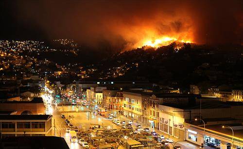 Повеќе од 50 куќи изгореа во шумскиот пожар во град во Чиле