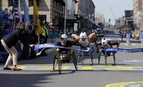 на маратонот во Бостн учестуваа  и лица  со посебни потреби