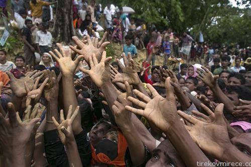 бегалците рохинџи чекаат храна во Бангалдеж