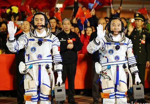 кинеските таиконаути Џин ХАпиенг  и Чен Донг заминуваат во вселената