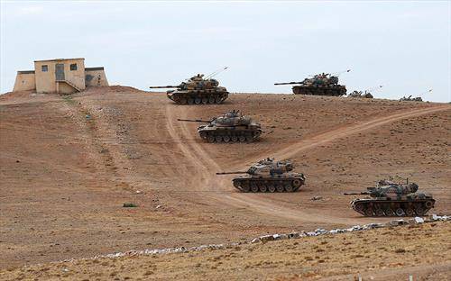Турски тенкови и оклопни возила заземаат позиции на брдата кои гледаат кон опколениот сириски пограничен реон,