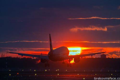 Авион слетува на аеродромот Тегел на зајдисонце, Берлин