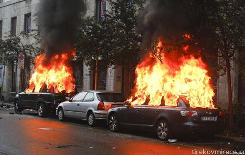 Автомобили се запалени од страна на демонстрантите за време на митингот против Експо 2015 во Милано