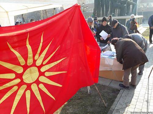Пред Собранието протестираа граѓани кои, како што се противат на промена на името на Македонија
