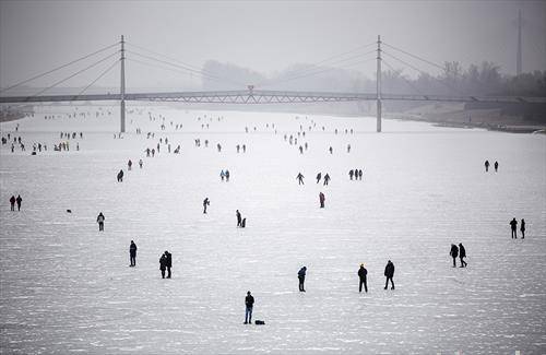Луѓе одат по мразот на новиот канал на Дунав во Виена