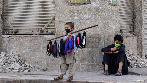 се продаваат заштитни маски на улиците на Исламабад Пакистан