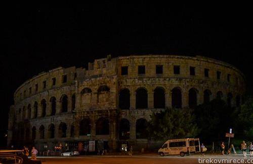 арената во Пула во вторникот навечер се затемни, во чест на Оливер Драгојевиќ
