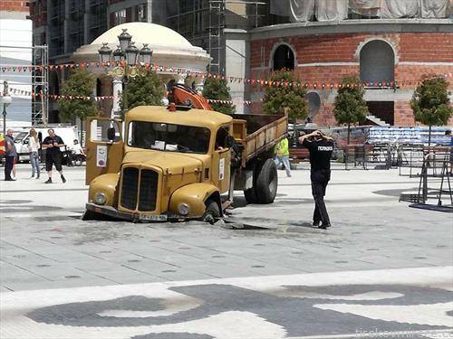 камион пропадна на плоштадот Скопје 2014
