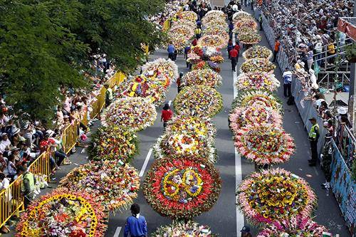 Учесници на 60 Силетерос панаѓур на цвеќето во Меделин, Колумбија 