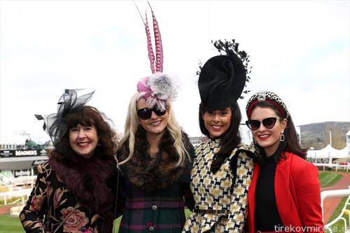 на коњските трки во Лондон кaде глaвни се женските шешири 