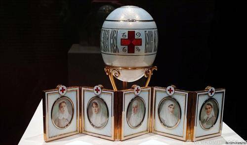 Внатрешноста на јајцето Црвен крст е со портрети  на четирите цареви ќерки  облечени во облека на Црвен крст