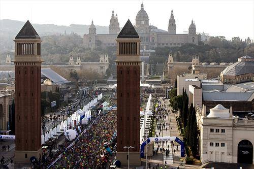 20000 лица се натпреваруваат за време на 39. Маратон во Барселона како дел од прославата на 25. годишнина од Олимписките Игри 