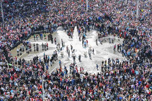 Фанови на Феенорд Ротердам прославуваат пред фонтана во центарот на Ротердам, за титулата нов шампион