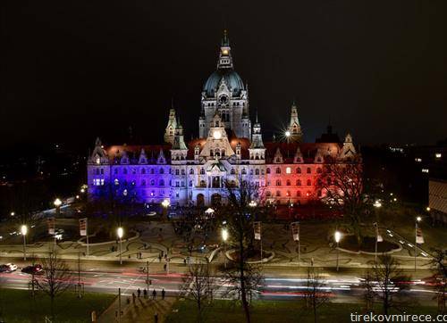 градското собрание во Хановер  осветлено во националните бои на Франција пред фудбалскиот натпревар меѓу Германија и Холандија