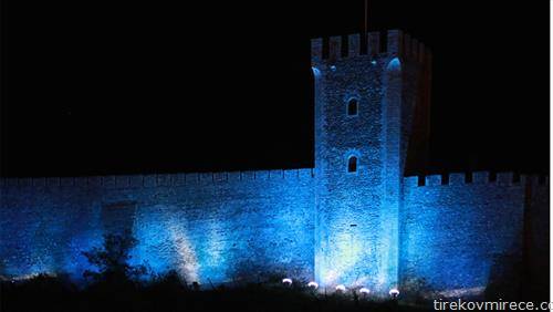 Во знак на солидарност со бегалците, тврдината Кале на 20 јуни  е осветлена во сина боја.
