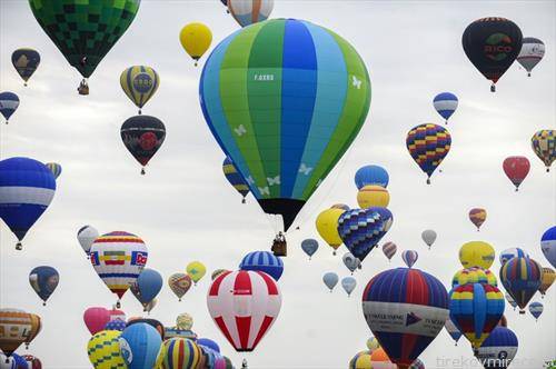 465 балони на топол воздух летаат во југот од Франција