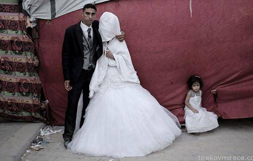 Палестинецот, Мухамед Јусуф Ал Масри со својата  невеста Зекират Хамза Ал Масри, позираат за време на нивната свадба