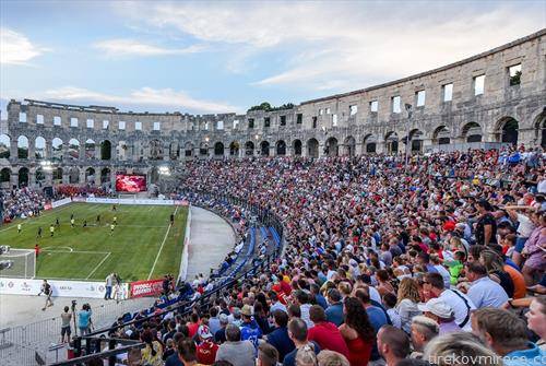 прв пат во историјата Арената во Пула беше домаќин на фудбалски натпревар. Играа ветераните на Хрватска и Баерн од Минхен