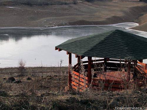езеро Подлес замрзнато уште пред нова година