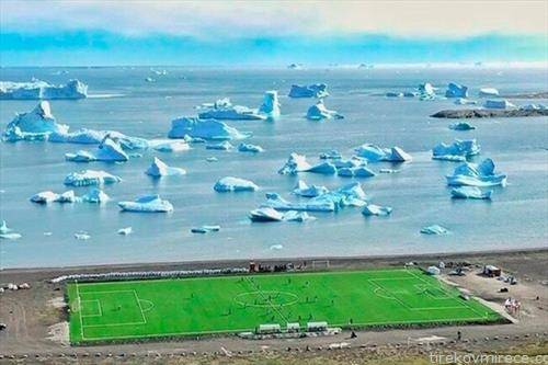 И на Гренланд, каде само 20 отсто е земја, а другото мраз, се игра фудбал