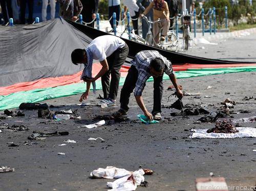 човечки остатоци по бомбашкиот напад во Кабул со  80 жртви