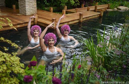 Пливачки во синхронизирано пливање настапуваат за време на Цветниот фестивал во Лондон