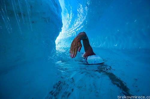 50- годишен Англичанец плива на источниот Антарктик,за да привлече внимание за еко системот на планета пливаше 10 минути и 17 секунди
