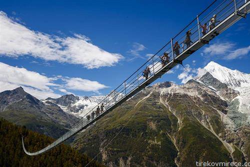 Луѓето одат на најдолгиот пешачки мост во светот, со должина од 494 метри,  во Ранда, Швајцарија, на 29 јули. Мостот ги поврзува  две селат