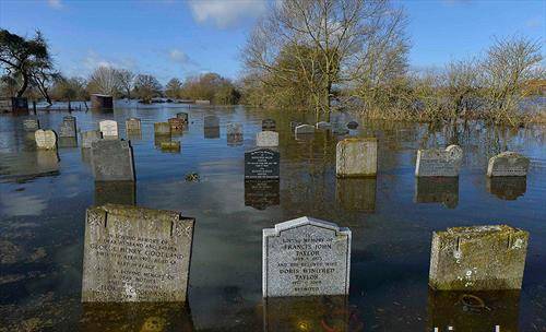 поплавени гробишта во Англија од поројните дождови