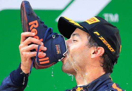 победникот на Ф1  трката во Кина Рикардо победничкиот шампањ го пиеше од патиката