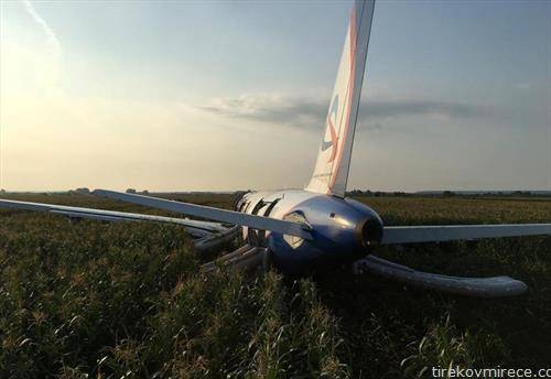 рускиот авион, кој по удар во јато птици слета во поле, без ниту еден повреден