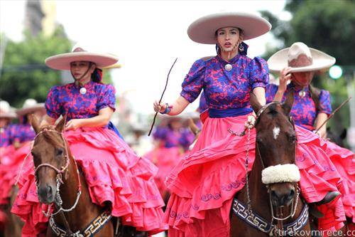 Амазонки учествуваат на парада за време на прославите  во Гвадалахара, Халиско, Мексико 