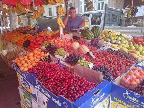 пазарот во пула тези од праски дињи, лубеници, круши, кајсии, цреши