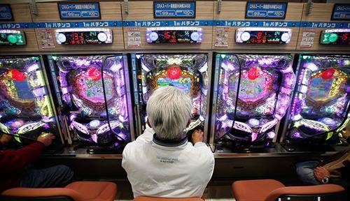 Посетител игра пачинко јапонска форма на легална коцкарска игра