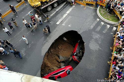 дупка на улица во кинески град проголта два автомобили